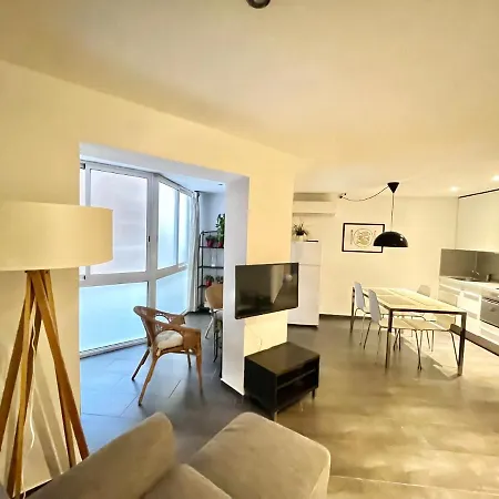 Gorgeous In Downtown Apartment *